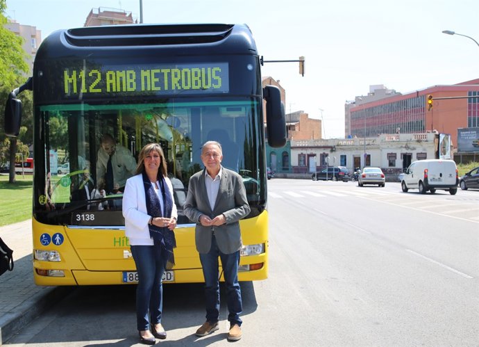 Antoni Poveda (AMB) i l'alcaldessa Núria Marín inauguren el Metrobús M12