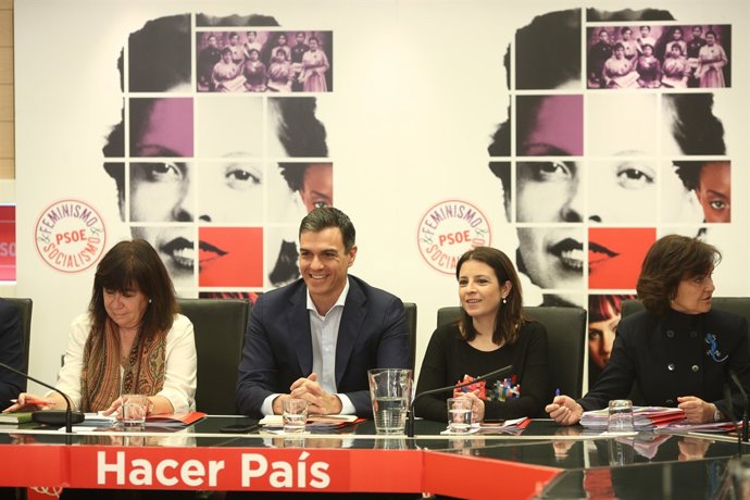 Cristina Narbona, Pedro Sánchez i Adriana Llastra a la seu del PSOE