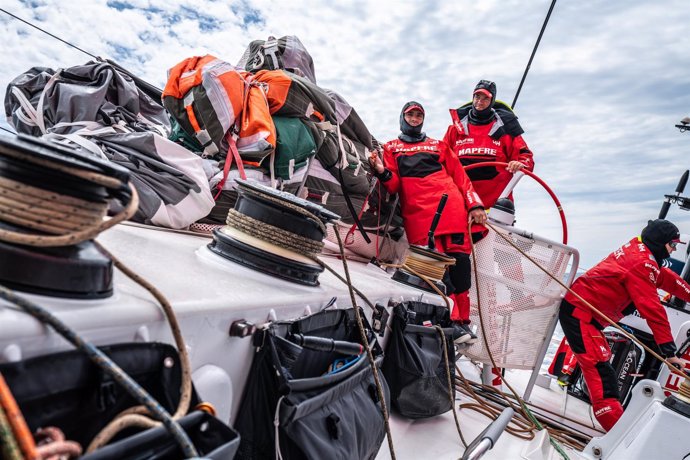 Xabi Fernandez, Pablo Arrarte y Sophie Ciszek a bordo del MAPFRE