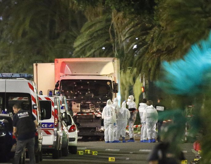 Camión utilizado por Bouhlel para atropellar a cientos de personas en Niza