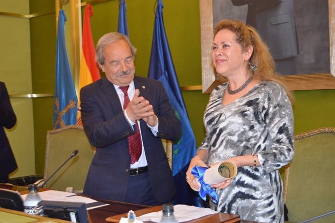 El alcalde entrega el título de Hijo Predilecto a la viuda de Ángel González