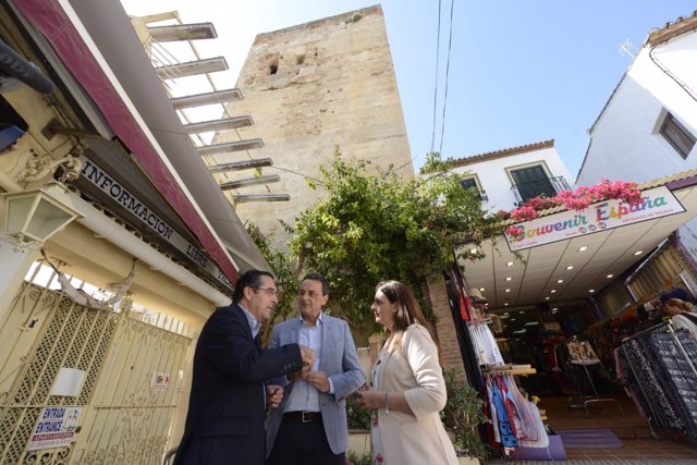 El subdelegado y el alcalde de Torremolinos visitan la torre pimentel
