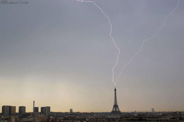 Un rayo ca sobre la Torre Eiffel