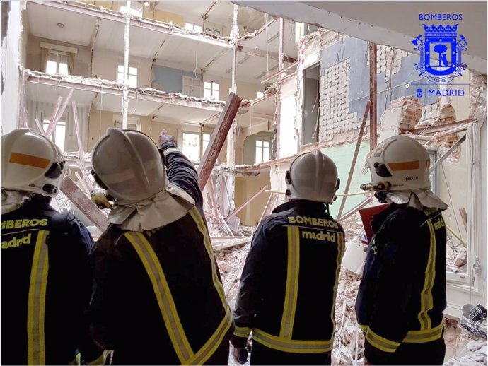 Bomberos del Ayuntamiento de Madrid trabajan en el edificio en obras derrumbado