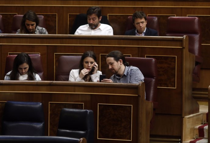 Irene Montero y Pablo Iglesias en el pleno del Congreso sobre los Presupuestos