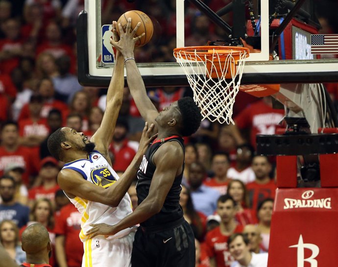 Capela tapona el intento de canasta de Durant en el Rockets-Warriors