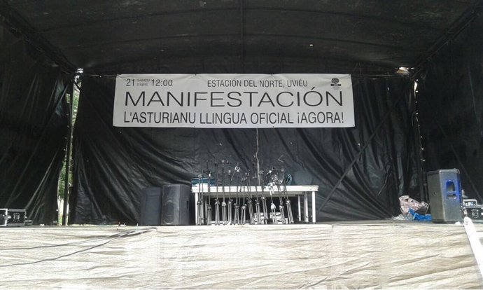 Pancarta anunciando la manifestación pola oficialidá.