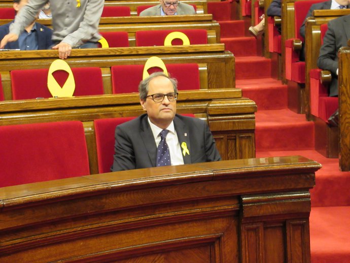 El president de la Generalitat, Quim Torra, assegut solament