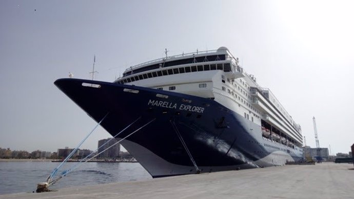 El crucero Marella Explorer, atracado en el Puerto de Palamós