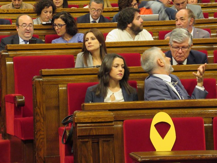 Lazo amarillo en el pleno del Parlament  