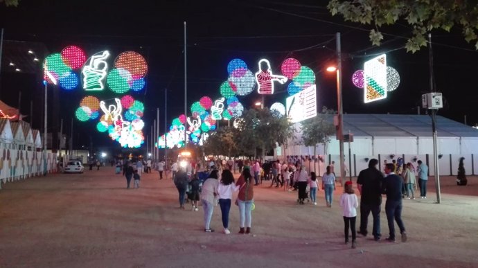 Familias pasean junto a la Caseta Municipal de la Feria de Córdoba