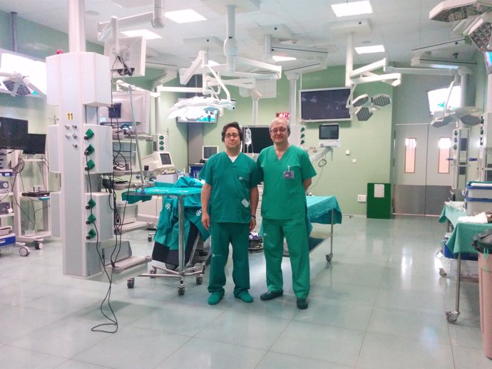 De izquierda a derecha el Dr. Atallah y el Dr. Sánchez Margallo, en el CCMI