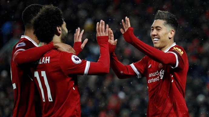 Salah y Firmino celebran un gol del Liverpool