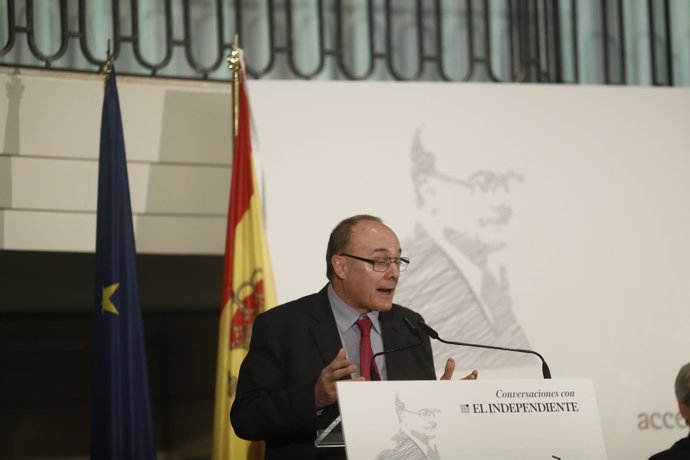 Luis María Linde participa en un desayuno organizado por El Independiente