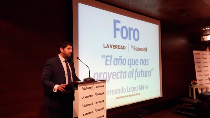 El presidente del Gobierno regional, Fernando López Miras, durante la charla