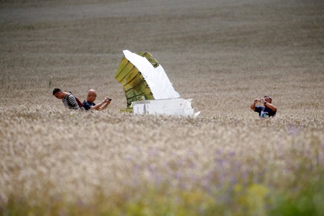 Restos del vuelo MH17 derribado en el este de Ucrania