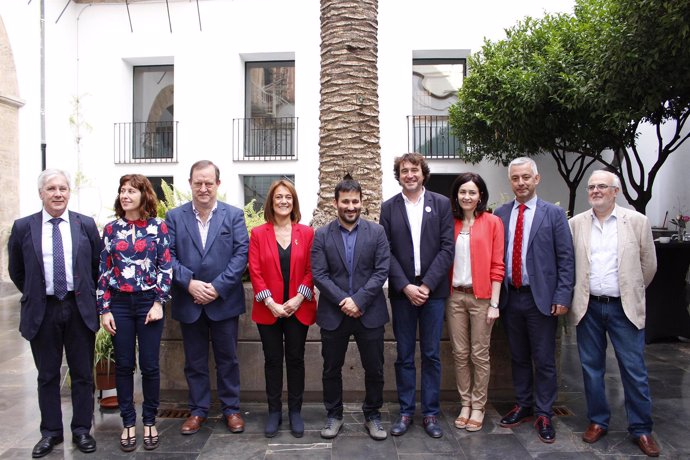 Mikel Arregi con participantes de la conferencia en Valencia