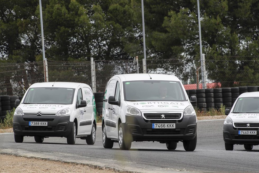 Furgonetas eléctricas en la carrera Green Drivers en el Jarama