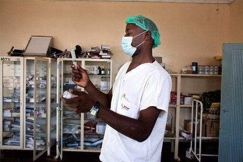 Médico de Amref Health Africa