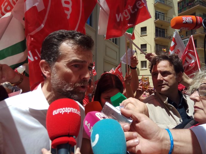 Antonio Maíllo apoya a trabajadores del sector de la hostelería en Málaga IULVCA