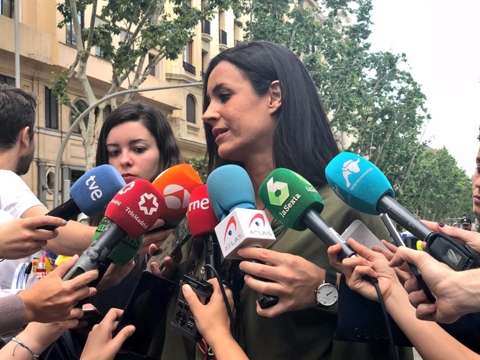 Begoña Villacís atiende a los medios de comunicación en Chamberí