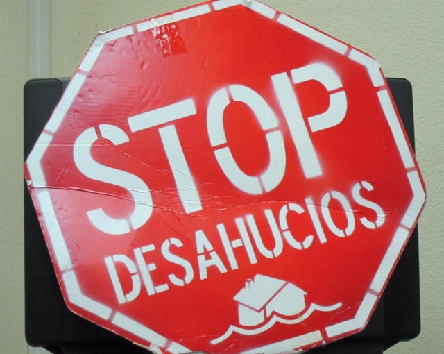 Stop Desahucios protagoniza una protesta con silbatos y pancartas en una oficina de Bankia de Palma