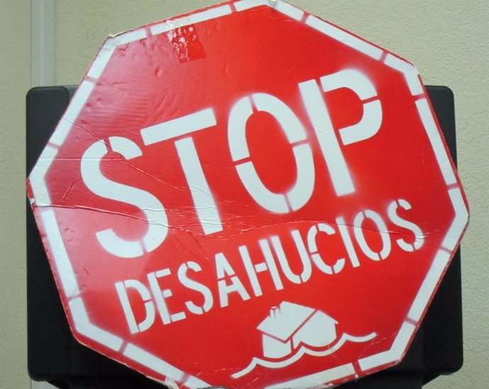 Imagen de archivo de una pancarta con el lema 'Stop Desahucios'