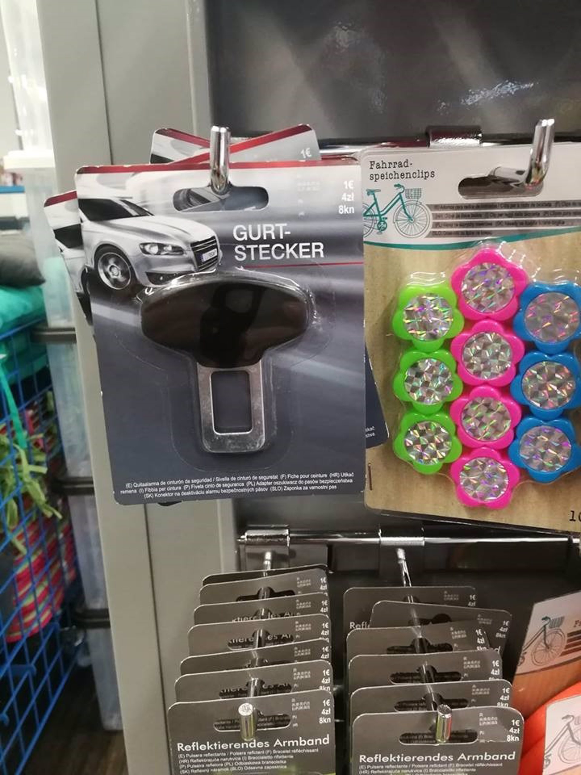 Denuncian a una cadena de tiendas por vender un dispositivo para evitar el uso del cinturón de seguridad