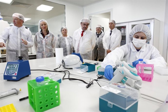 Lambán inaugura las nuevas instalaciones de la empresa CerTest Biotec