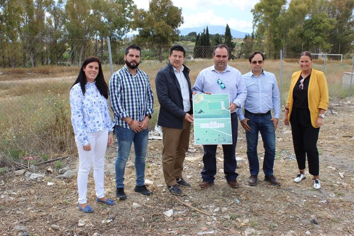Presentación de la inversión de Diputación en Zalea en un campo de fútbol 