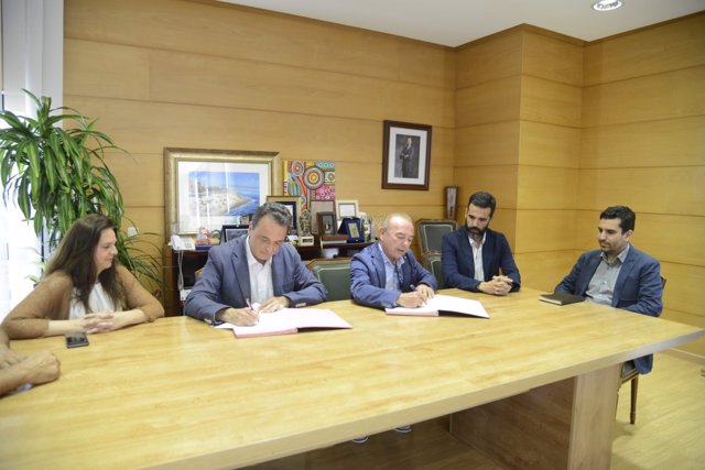 Firma convenio sobre plan de de la Carihuela en Torremolinos