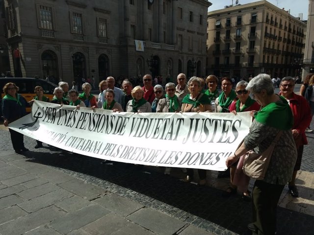 Pensionistas viudas se concentran los días 25 de cada mes en plaza Sant Jaume