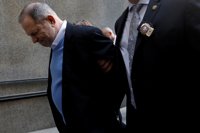 Hollywood carga contra Weinstein tras entregarse a la policía: "¿Por qué has tardado tanto Harvey?"