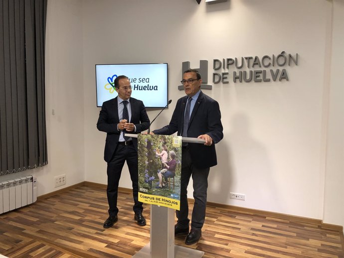 Ignacio Caraballo, junto al alcalde de Hinojos, Miguel Ángel Curiel. 