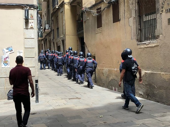 Operatiu de Mossos d'Esquadra i Guàrdia Urbana en un punt de venda de droga