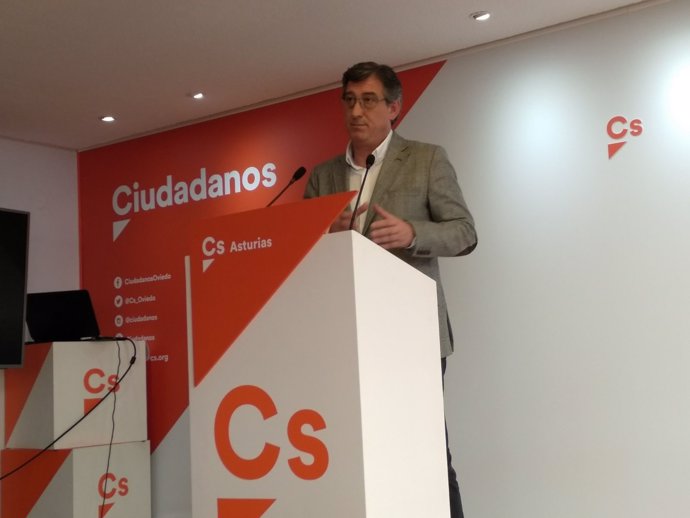 Ignacio Prendes, diputado por Asturias de Ciudadanos, en rueda de prensa. 
