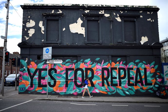 Mural de la campaña previa al referéndum sobre el aborto en Irlanda