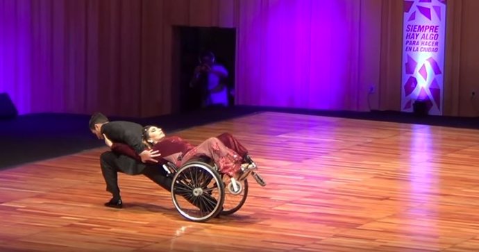 Bailarina de tango en silla de ruedas