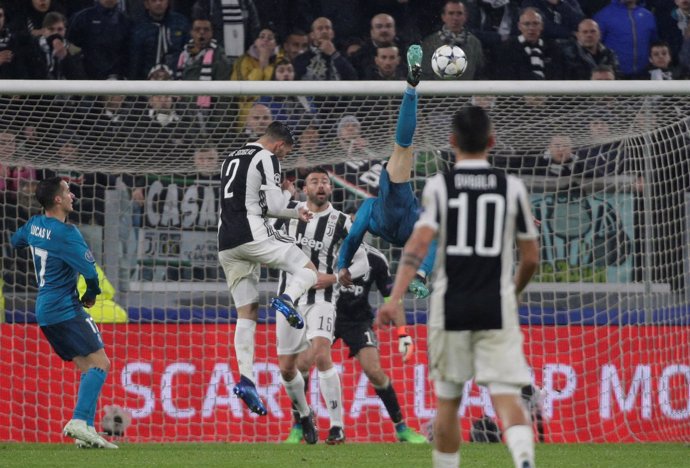 Cristiano Ronaldo marca un gol de chilena frente a la Juventus de Turín
