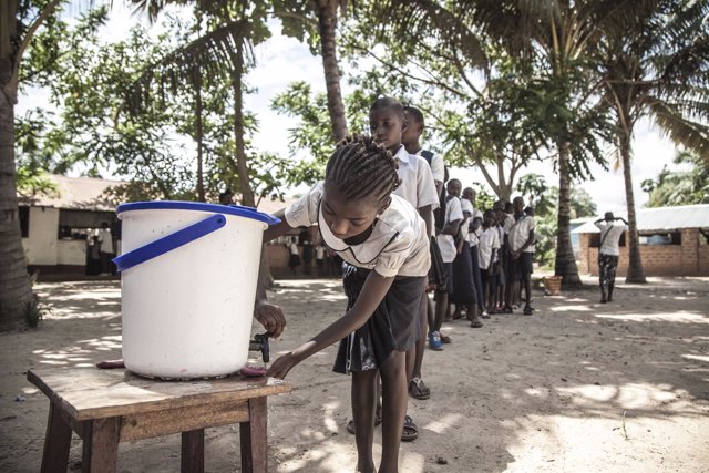Niños hacen colas para lavarse las manos en República Democrática del Congo