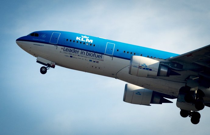 Avión de KLM volando con biocombustible.