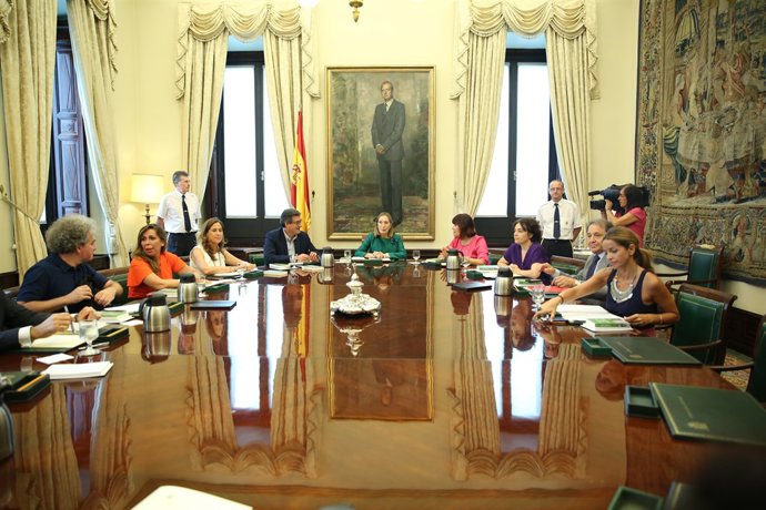 Ana Pastor presideix la Taula del Congrés dels Diputats