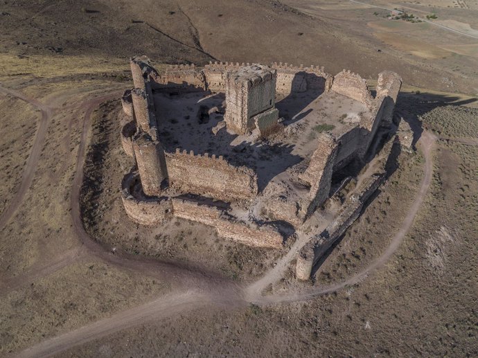 Castillo de Almonacid visto por el dron de Arqueovuelos