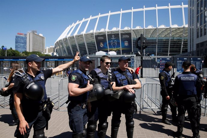 Policías en Kiev durante la final de la Champions League - Real Madrid v Liverpo