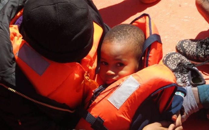 Niño rescatado por Salvamento Marítimo