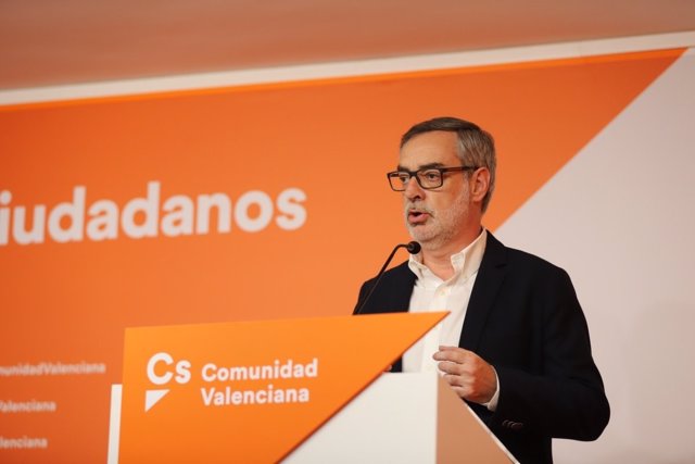 Cs pide a PSOE que retire la moción de censura y propone un 'candidato instrumental' que no sea ni Rivera ni Sánchez