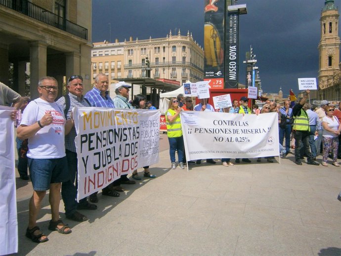 Concentración por unas pensiones dignas en Zaragoza.