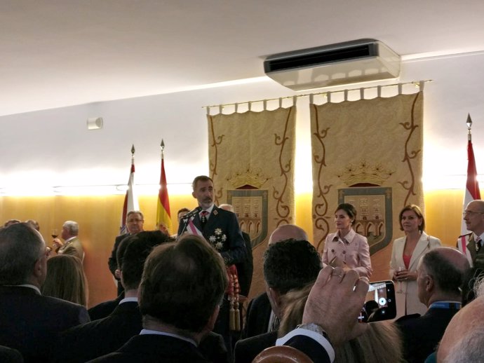 Felipe VI se dirige a los presentes en el Ayuntamiento