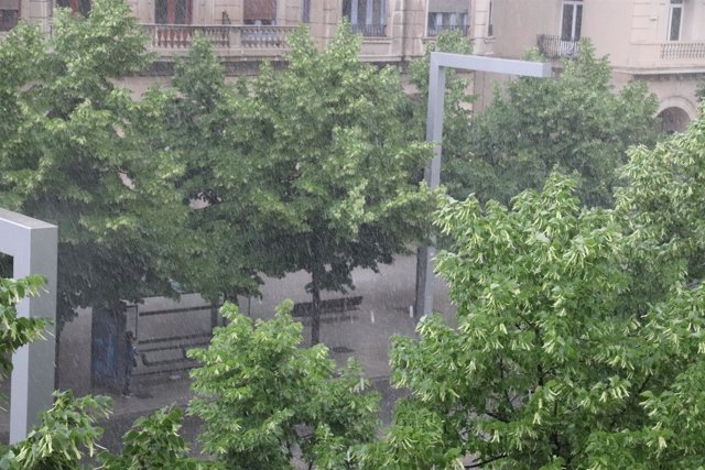 Una fuerte tormenta cae este sábado en la capital aragonesa.