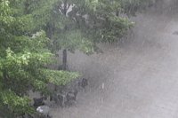 Vehículos dañados al caer un andamio por las fuertes lluvias en el Centro de la capital aragonesa